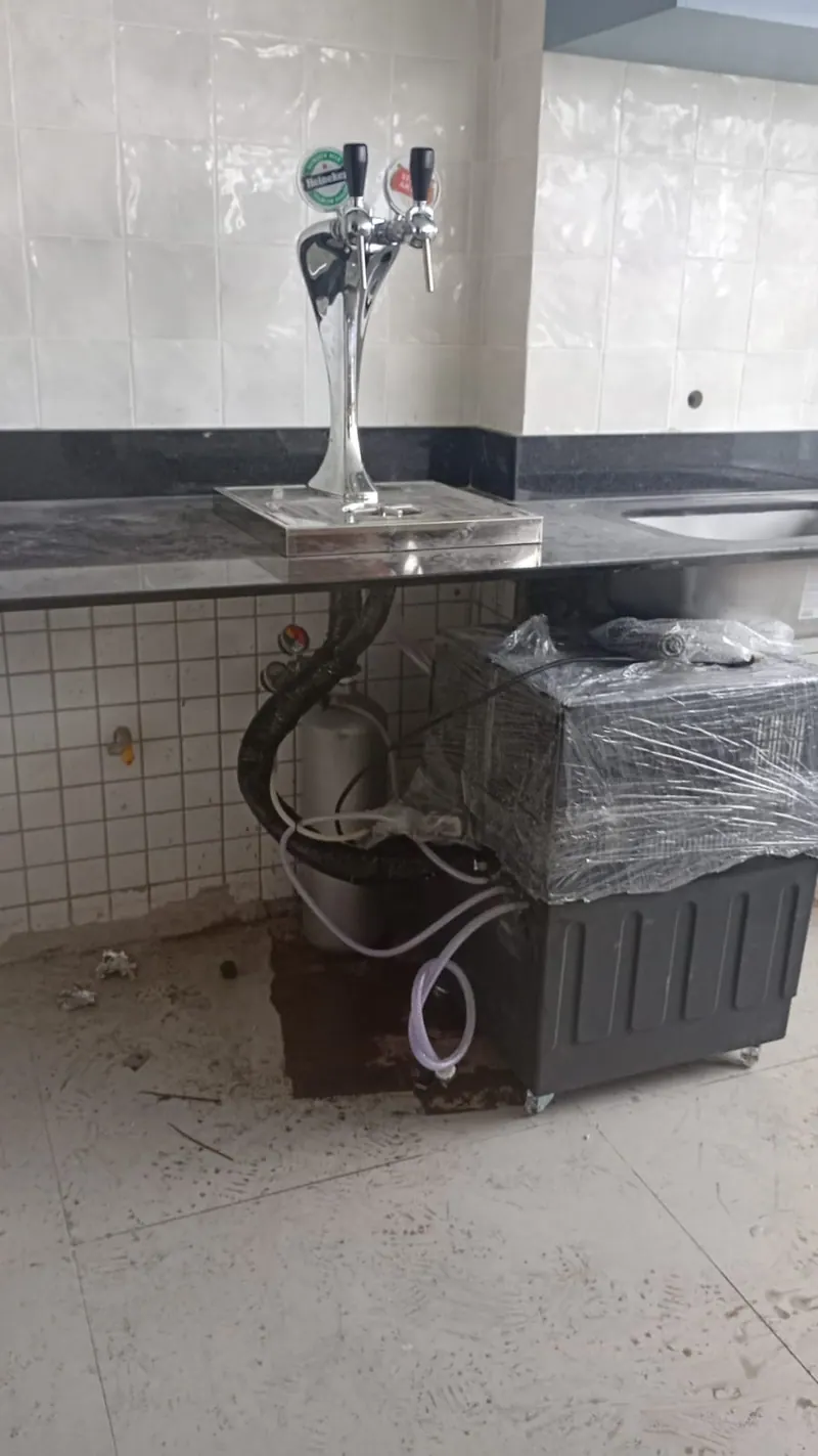 Torre Naja cromada de duas torneiras no balcão, com o pré-resfriador e a bomba embaixo, ainda no plástico