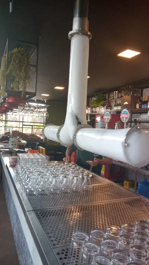 Torre modelo T coberta de gelo, presa em cima do balcão de um bar